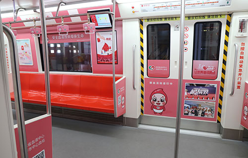 与希希合影，就有机会领取定制纪念品！